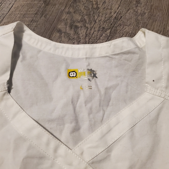 White wonderwink scrub top - Picture 4 of 5